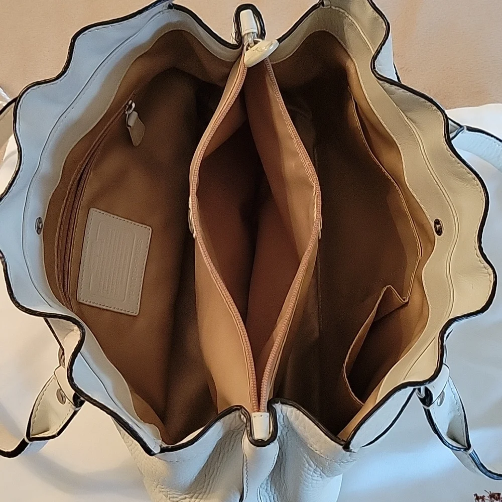 Authentic Coach handbag - Picture 5 of 14
